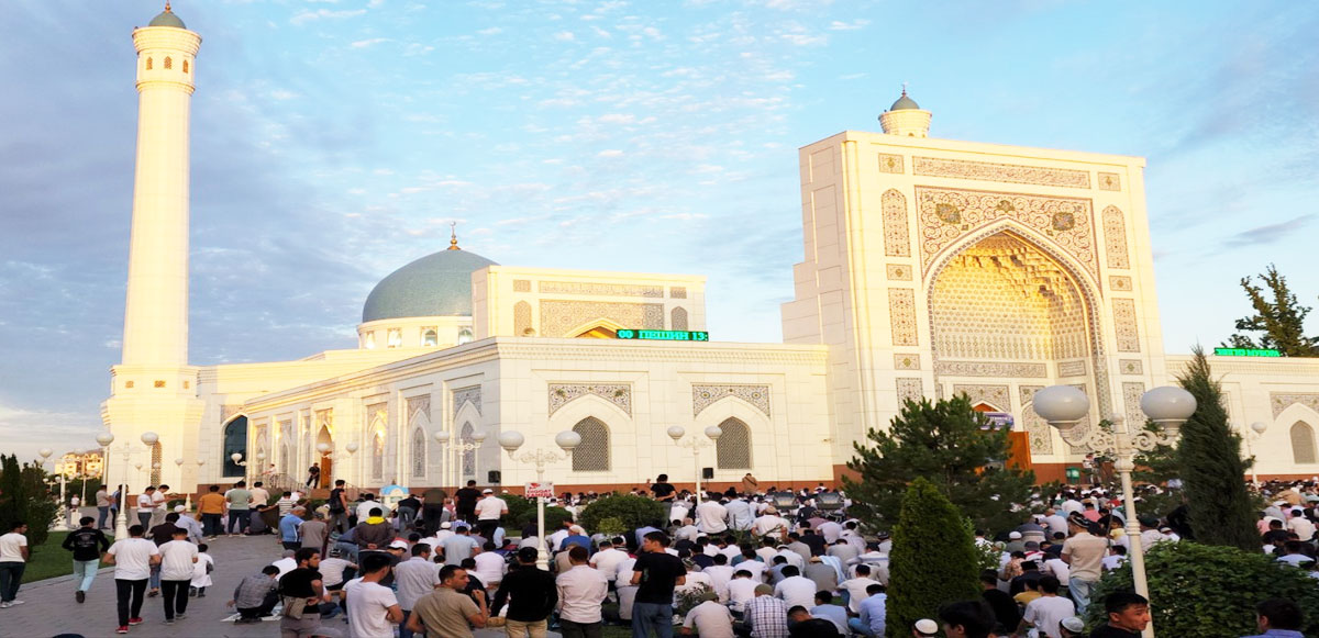 <p><strong>Özbekistan: </strong>Ülkedeki tüm cami ve mescitlerde bayram namazı eda edildi. Başkent Taşkent'te binlerce kişi bayram namazı için camilere akın ederken Müslümanlar, ibadethanelerde yer kalmayınca cami bahçelerini ve sokakları doldurdu. Camilerin bulunduğu cadde ve sokaklar trafiğe kapatıldı. Taşkent'teki Minar Camisi'nde kılınan bayram namazına çok sayıda vatandaş katıldı.</p>