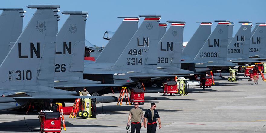 <p>ABD’ye ait F-35A Lightning II ve F-15E Strike Eagle tipi savaş uçakları, Yunanistan’ın Girit Adası’nda bulunan hava üssüne intikal etti.</p>