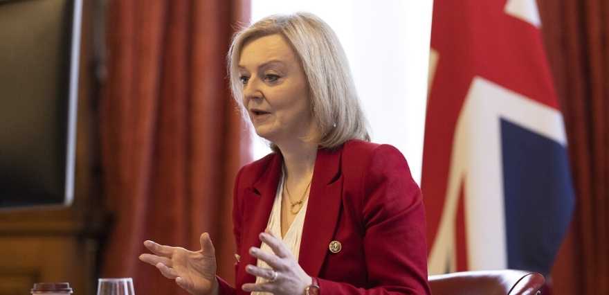 <p>LİZ TRUSS</p><p>Dışişleri Bakanı Liz Truss, Maliye ve Sağlık Bakanı'nın istifası sonrasında Johnson'a desteğini açıklayan isimlerden biri oldu. İlk olarak 2010'da Güney Batı Norfolk milletvekili seçilen Truss, Brexit sonrası önemli görevlerde bulundu.</p>