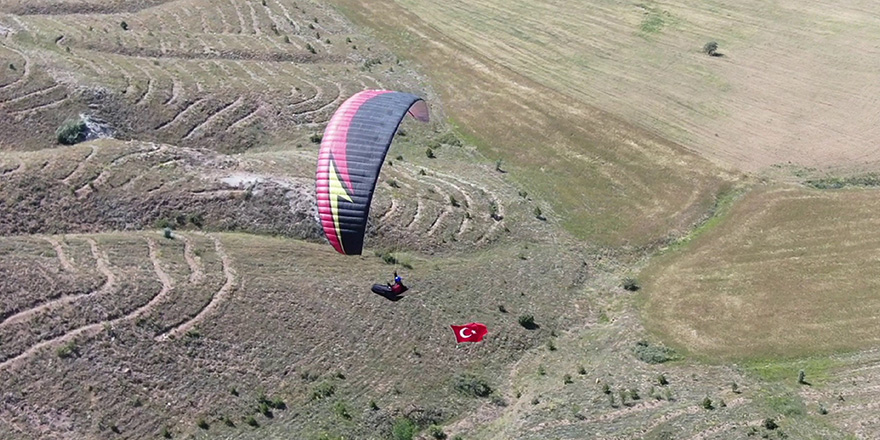 <p>Sivas’ta Kent merkezine yaklaşık 5 kilometre uzaklıktaki Bayrak Tepe’de düzenlenen etkinlikte sporcular, şehit ve gazileri gökyüzünde andı. 8 sporcunun gerçekleştirdiği uçuşta, Türk bayrakları dalgalandırıldı. Güzel görüntülerin oluştuğu etkinlik dron ile de görüntülendi.</p>