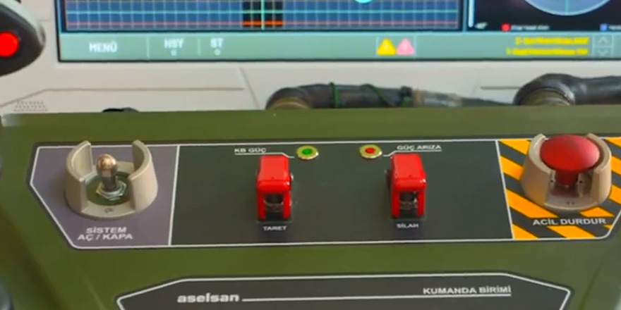 <p>Bağımsız eksenli elektro-optik sistemiyle otomatik hedef takibi kabiliyetine sahip olan sistem, radardan bildirilen konuma yönelerek hedef takibi ve hedefe yönelik balistik hesaplama yapabiliyor. ŞAHİN, namlu ağzında bulundurduğu programlama ünitesi sayesinde 40mm ATOM mühimmatını hedefin yakınına geldiğinde patlayacak şekilde programlayabiliyor. Bu şekilde airburst etkisi sağlanarak, mühimmatın hedef üzerindeki etkinliği arttırılıyor.</p>