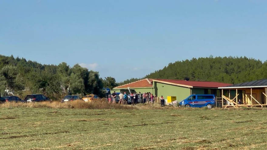 <p>Sabit bir ikamet adresi bulunmayan ve 100’e yakın ikameti kullandığı belirlenen Akçekaya’nın Etiler Mahallesi Tuğcular Sokak'ta başka bir kişi üzerine kiralanan evde olduğu kamera kayıtlarından belirlendi. Bunun üzerine oluşturulan jandarma özel timi, 14 Temmuz gecesi saat 03.00 sıralarında Beşiktaş İlçe Emniyet Müdürlüğü Asayiş Büro dedektiflerinin de desteğiyle adrese baskın düzenleyerek, kimya öğretmeni Ufuk Akçekaya’yı gözaltına aldı.</p><p> </p>