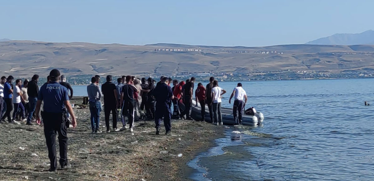 <p>Olay yerine gelen Özister kardeşlerin ailesi gözyaşı dökerken, savcının yaptığı incelemenin ardından cenazeler Adli Tıp Kurumuna gönderildi.</p>