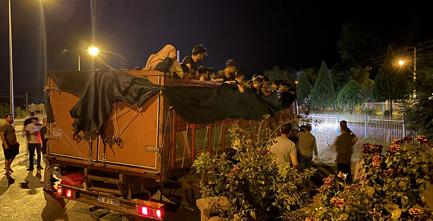 <p>Sultanhisar-Nazilli kara yolu Atça Mahallesi girişinde ekipler bir kamyonu durdurdu.</p>