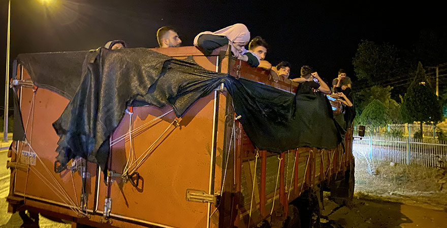 <p>Ekipler durdukları kamyondan kaçmaya çalışan 6 kaçak göçmeni yakaladı. Kamyonun kasasında 64 olmak üzere 70 kaçak göçmen yakalandı.</p>