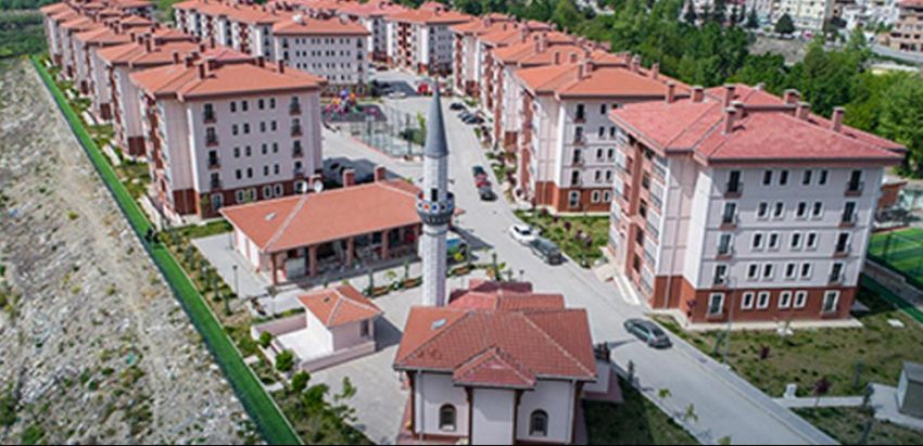 <p>Kocaeli İzmit Sekbanlı ile Sepetçi projelerinde toplam 238 konut satılacak. Konutların başlangıç fiyatı 415 bin TL, taksit başlangıç tutarı ise 2.596 TL olarak belirlendi.</p>