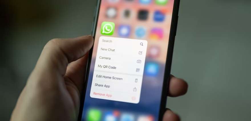 <p>Mesajlaşma uygulamaları arasında en popülerlerinden biri şüphesiz WhatsApp. Dünyanın her yerinde kullanılan uygulama, anlık mesajlaşma hizmetiyle herkesin işini kolaylaştırıyor. Müşteri kaybetmek istemeyen WhatsApp, mevcut kitlesini korumak için de sürekli yeni özellikler getirdi.</p>