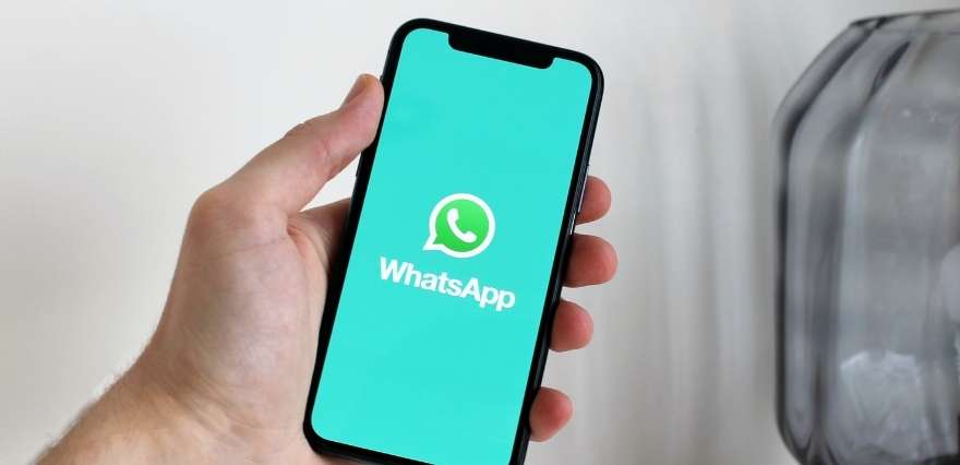 <p>Bununla birlikte WhatsApp'ın mesajların silinmesi süresini uzattığı paylaşıma gelen tepkileri incelendiğinde, kullanıcılar, sürenin uzatılmasından ziyade mesajlara düzenleme butonu gelmesi gerektiğini savunuyor. Ayrıca birçok kişi silinen mesaj bildiriminin kaldırılması gerektiğini düşünüyor.</p>