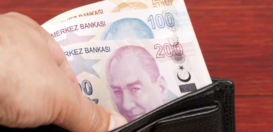 <p><strong>İŞ BANKASI</strong><br />İş Bankası, maaşını halihazırda bankadan alan, ilk emekli maaş ödemesi için bankayı seçen ya da emekli maaşını 27 Haziran - 30 Eylül 2022 tarihleri arasında İş Bankası’na taşıyan Emekli Sandığı, SSK ve BAĞ-KUR emeklilerine 5.000 liraya kadar promosyon ödemesi yapıyor.</p><p>İş Bankası, maaşı 1.500 TL’den düşük olanlara 3.500 TL, maaşı 1.500-2.500 TL arasında olanlara 4.250 TL, maaşı 2.500 ve üzerinde olanlara ise 5.000 lira promosyon veriyor.</p><p>1500 TL altına: 3500 TL<br />1500-2500 TL arasına: 4.250 TL<br />2.500 TL ve üzerine: 5.000 TL</p><p>İş Bankası’nın sunduğu promosyondan faydalanmak isteyen emekliler taşıma işlemini bankanın şubelerinden veya internet üzerinden yapabiliyor.</p><p>SSK veya BAĞ-KUR’dan yeni emekliler ise SGK’ya başvurarak maaş ödemesi için İş Bankası’nı tercih edebiliyor. Emekli Sandığı’ndan yeni emekli olacaklar ise, bağlı oldukları kuruma verecekleri dilekçede maaş ödemesi için İş Bankası’nı seçebiliyor. Bu işlemler yapıldıktan sonra bankanın şubelerinden veye internet şubesinden emekli maaşını İş Bankası'ndan almak istediği hesabı belirlemek için promosyon başvurusunda bulunmak ve talimat vermek gerekiyor.</p><p>Yeni emekli olan kişilerin maaş, ikramiye ve diğer ödemelerini almak için öncelikle İş Bankası şubelerine müracaat etmesi gerekiyor.</p><p>Emeklilerin promosyon ödemeleri başvurduktan sonra 3 iş günü içerisinde hesaplarına yatarken yeni emekli olan kişilerin ödemeleri ise ilk maaş ödemesi yapıldığı günden itibaren 3 gün içerisinde yapılıyor.</p>