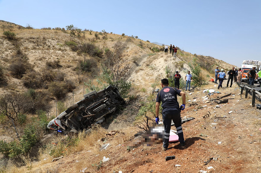 <p>Aynı hastanede tedavi altına alınan ve yolda meydana gelen kazaya müdahale eden polis memuru İbrahim Halil Şen, kaza yerine vardıklarında tüm tedbirleri aldıklarını, bir ağır yaralıyı çıkardıklarını, bu sırada otobüsün devrilerek kayarak geldiğini gördüğünü belirtti. Birisinin bağırarak bir arabanın geldiğini söylediğini, kendisini bariyerlerden dışarı attığını ifade eden Şen, 