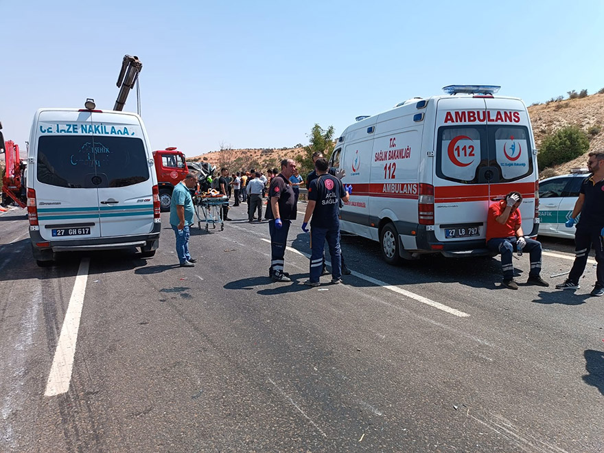 <p>Tarsus-Adana-Gaziantep Otoyolu'nda, bir aracın şarampole devrildiği kazaya müdahaleye gelen park halindeki ambulans ve itfaiye aracına yolcu otobüsü çarparak devrildi.</p><p>Başka bir göreve giderken kazayı görüp, yaralılara yardım eden İhlas Haber Ajansı çalışanı Muhammed Abdulkadir Esen ile Umut Yakup Tanrıöver de hayatını kaybetti.</p>