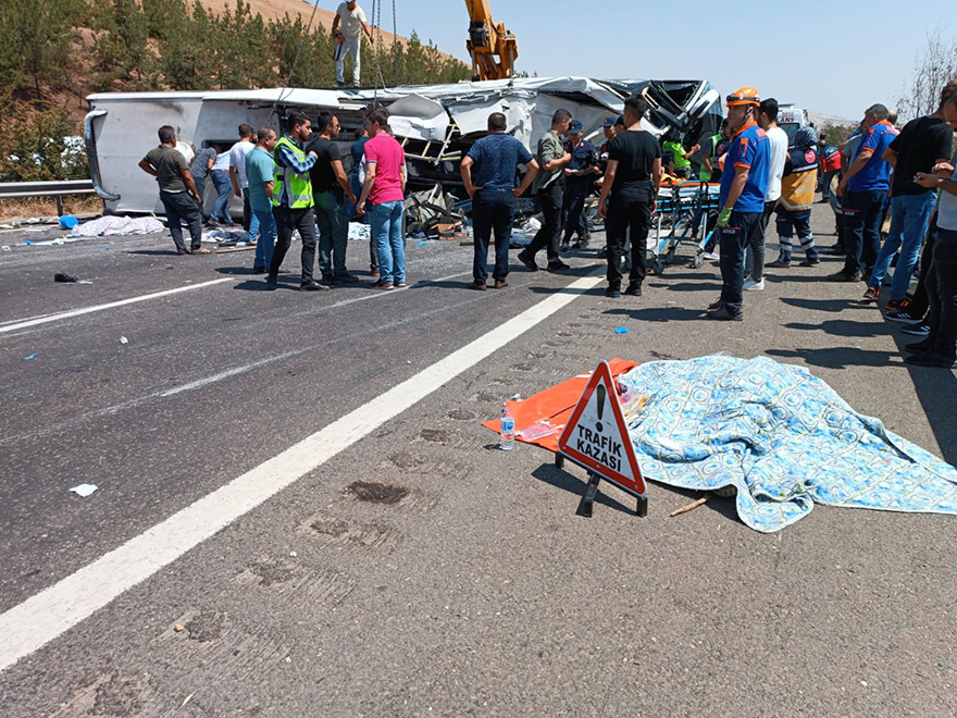 <p>Gaziantep Valisi Davut Gül, kazada 15 kişinin hayatını kaybettiğini belirterek, 