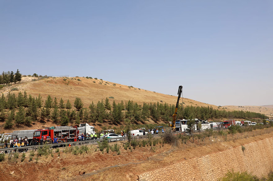 <h3>ŞENTOP: KAZAYI BÜYÜK ÜZÜNTÜYLE ÖĞRENDİM</h3><p>Gaziantep Nizip yakınlarında ambulans, itfaiye aracı ve İhlas Haber Ajansı canlı yayın aracına yolcu otobüsünün çarpması sonucu meydana gelen elîm kazayı büyük bir üzüntüyle öğrendim.</p><p>Vefat eden vatandaşlarımıza Cenab-ı Hak’tan rahmet, yaralılarımıza acil şifalar diliyorum.</p>