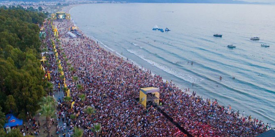 <p>Milyonfest Fethiye</p><p>Fethiye Kaymakamlığı, müzik festivali 'Milyonfest Fethiye'nin iptal edildiğini açıkladı. Kaymakamlık gerekçe olarak festivalin yapılacağı plajın, Özel Çevre Koruma Bölgesi'nde yer aldığını gösterdi. Fethiye Belediye Başkanı Alim Karaca, kararı gençlerin takdirine bıraktığını belirtip, İdare Mahkemesi'ne başvuracaklarını söyledi.</p><p>Kaynak: TGRT Haber, Haber Global</p>