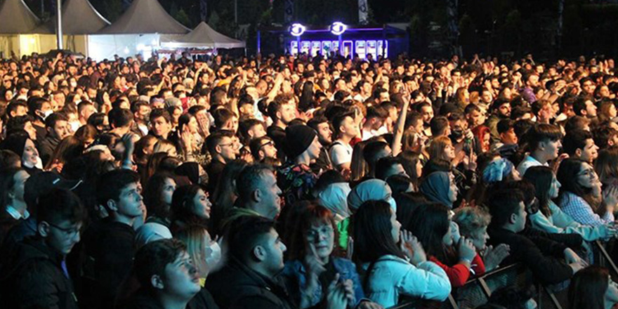 <p>Zonguldak Kozlu Müzik Festivali</p><p>Zonguldak Valisi Mustafa Tutulmaz, festivali kendilerinin iptal etmediğini organizasyon firmasının, operasyonunu durdurduğunu söyledi. Festivali düzenleyen şirket 'koşulların festival ruhuna uygun olmadığı’ gerekçesiyle etkinliği sona erdirdiğini duyurmuştu. Vali festival alanında alkol satışına izin verilmeyeceğini ifade ederek, “Valilik, kaymakamlık ve emniyet olarak herhangi bir festivali engelleme gibi bir tavrımız yoktur. İzin de verilmiştir. Alkol festivaliyse adı mevzuat buna müsaade etmiyor” dedi. Kozlu Müzik Festivali 23 Temmuz 2022 tarihinde iptal edildi.</p>