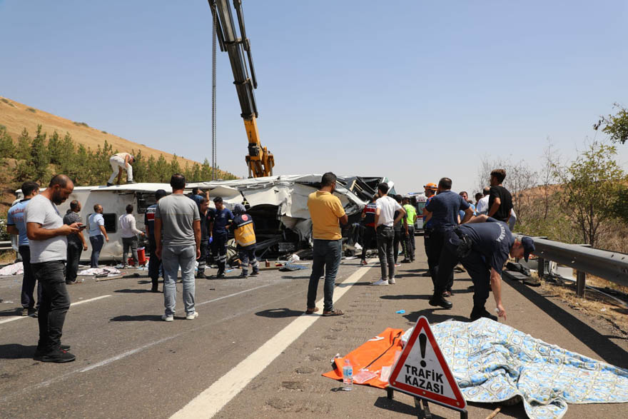 <p>Türkiye, Gaziantep ve Mardin'de meydana gelen ve toplam 36 kişinin yaşamını yitirdiği katliam gibi kazaların acısını yaşıyor.</p>