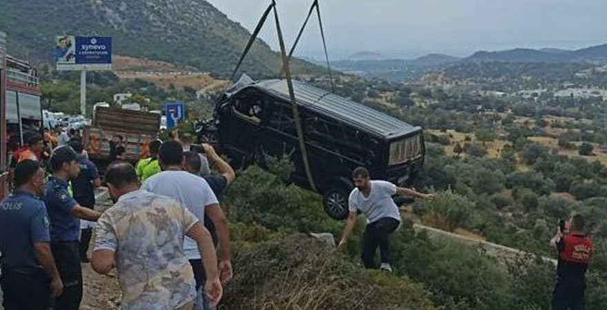 <p>Sabah saatlerinde İbrahim Tatlıses’in içinde bulunduğu panelvan tipi minibüs ile karşı yönden gelen kamyon kafa kafaya çarpıştı. </p>