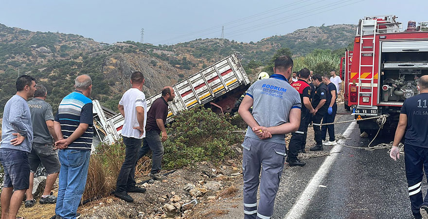 <p>Kendisi vurulduğu dönemde beni kasasını boşaltmak ile suçlamıştır. İbrahim Tatlıses'in başına bu elim olay geldiğinde ben ameliyat ve tedavi sürecinde İstanbul hatta Almanya'da dahi devamlı hastanedeydim. Evinin de bulunduğu şirkete bir kez gittim, muhasebecisi eşliğinde bende anahtarı dahi bulunmayan evi ve kasası açıldı, sayım yapıldı. Varlıkları muhasebecisi, şirket müdürü ve şirket çalışanları eşliğinde raporlanarak imzalandı. Buna o dönem herkes şahittir. Bir diğer bahsi geçen olay kendisinin 'Yedi dükkan verdim, hepsini batırdı' söylemiyle ilgilidir. Mecidiyeköy'de 2000'lerin başında bir dükkan açtım, kendisi franchise sistemini Türkiye çapında iptal etti. İşlerimizin bozulmasıyla kapattık. Yine bu olaydan yıllar sonra bir AVM'de gıda üzerine dükkan açtım, yıllar sonra AVM'nin yüksek kira maliyetleri üzerine devrettim. İş hayatı normları içinde gerçekleşen bu hadiseleri 'Ben yaptım, batırdı' gibi aksettirmesini rahatsızlığına veriyorum. Nitekim kendisi benim yüzümden bir zarara uğramamıştır ve benim yıllardır süren kendi imkanlarımla sürdürdüğüm iş hayatım devam etmektedir. Bugüne kadar kendisi bana bir ev dahi vermemiştir ama bana ihtiyaç duyduğu her an gözüm kapalı canımı ortaya koymuşumdur.</p>