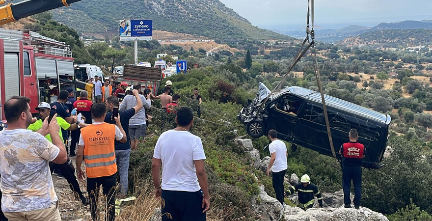 <p>Kazada öndeki araçta bulunan İdo Tatlıses ile bir süredir küs olduğu Ahmet Tatlıses babalarına yardıma koştu. Olay hakkında ekiplerden bilgi alan kardeşler babalarına destek oldu. </p>