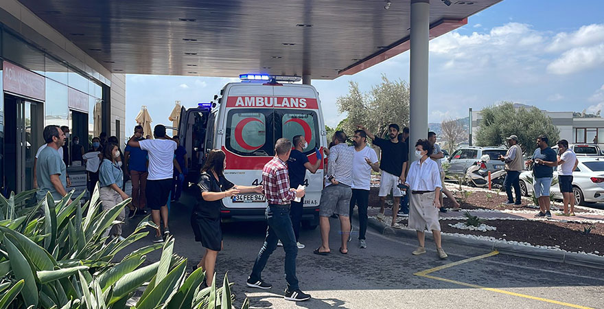 <p>Tatlıses, sedyeye alınıp, hazır bekleyen ambulansa taşındı. Yaralılar, hastaneye kaldırılarak tedaviye alındı. Tatlıses’in sağlık durumunun iyi olduğu belirtildi.</p>