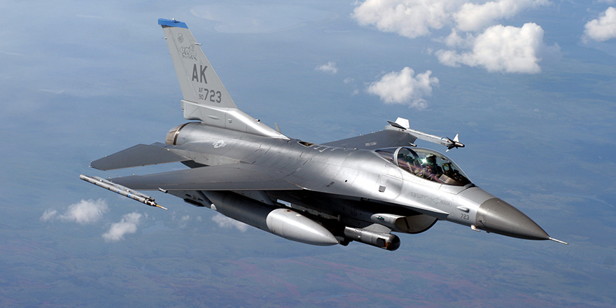 <p>Atina’dan, Türk F-16’larına taciz ile ilgili pes dedirten savunma geldi. Ekathimerini’de yer alan habere göre Yunanistan, ‘Türkiye’nin NATO tatbikatında uçaklarının Yunan F-16’ları ve ABD uçakları tarafından taciz edildiğini iddia etti. Türkiye tarafından Türk hava sahasında yapılacak bir tatbikat için AWACS tipi uçan radar talep edildiği de kaydedildi. Ancak bir anlatı oluşturmak isteyen Ankara, yetkili Yunan makamlarına bir uçuş planı sunmadan bir çift F-16 savaş uçağına Midilli'nin kuzeyindeki Yunan hava sahasında uçuş yapma emri verdi. Alışıldığı gibi ve uluslararası kurallara uygun olarak, Yunan savaşçıları bir müdahale prosedürü gerçekleştirdi.’ İfadelerine yer verdi.</p>