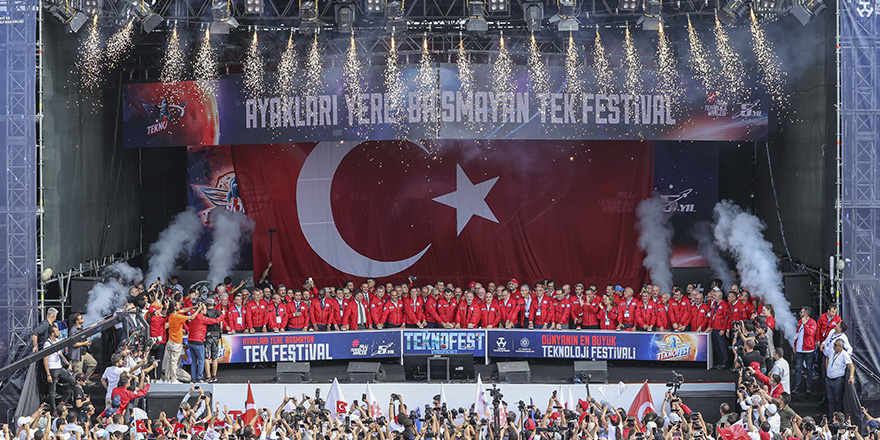 <p>Samsun Çarşamba’da TEKNOFEST heyecanı yaşanıyor. Türkiye’nin yerli ve milli teknoloji kapsamında ürettiği sistemler vatandaştan yoğun ilgi görüyor. Samsun’da halka açık olan Bayraktar KIZILELMA ile ilgili merak edilen açıklamalar geldi.</p>