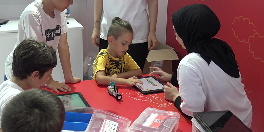 <p>Deneyim alanları ve kariyer stantlarının yanında “Geleceğin Yetenekleri Programı” kapsamında “Gelişim Atölyeleri” etkinliğinde de çocuklar robotik kodlama etkinliği gerçekleştiriyor. Türk Havacılık ve Uzay Sanayii tarafından yerli imkanlarla özgün olarak geliştirilen ANKA, AKSUNGUR, HÜRKUŞ ve GÖKBEY’in gösteri uçuşları ile nefesleri kesen festivalde statik alanında MMU, HÜRJET, AKSUNGUR, HÜRKUŞ ve GÖKBEY platformlarını sergileniyor. 1/7 maketlerin yer aldığı stantta, ANKA ve AKSUNGUR’a el salla etkinliği de yer alıyor.</p>