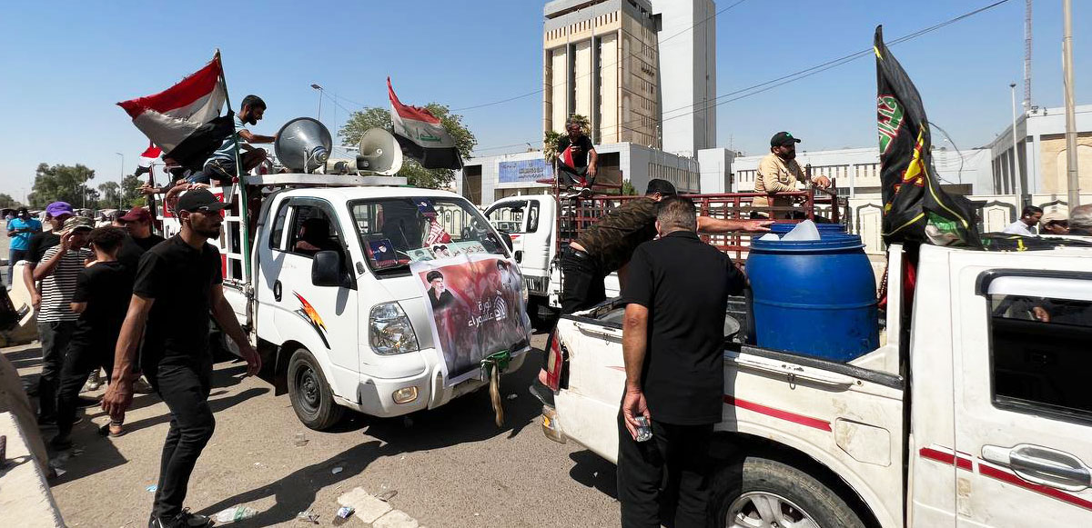 <p>Irak'ın başkenti Bağdat'ta, Sadr Hareketi lideri Mukteda es-Sadr’ın siyaseti bırakmasıyla birlikte bir süredir mevcut olan gerginlik daha da tırmandı. Sadr destekçileri Yeşil Bölge'deki hükümet ve cumhurbaşkanlığı sarayını bastı. </p>