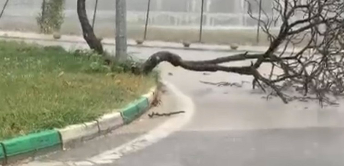 <p>Meteoroloji ve AFAD birkaç saat önce şehirde yoğun yağış ve fırtına uyarısı yaptı.</p>