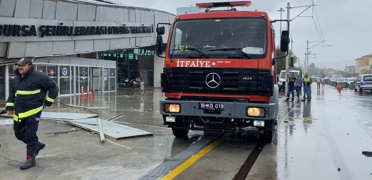 <p>Yoğun yağış önce şehrin batısında ve kuzeyinde etkili oldu. </p>