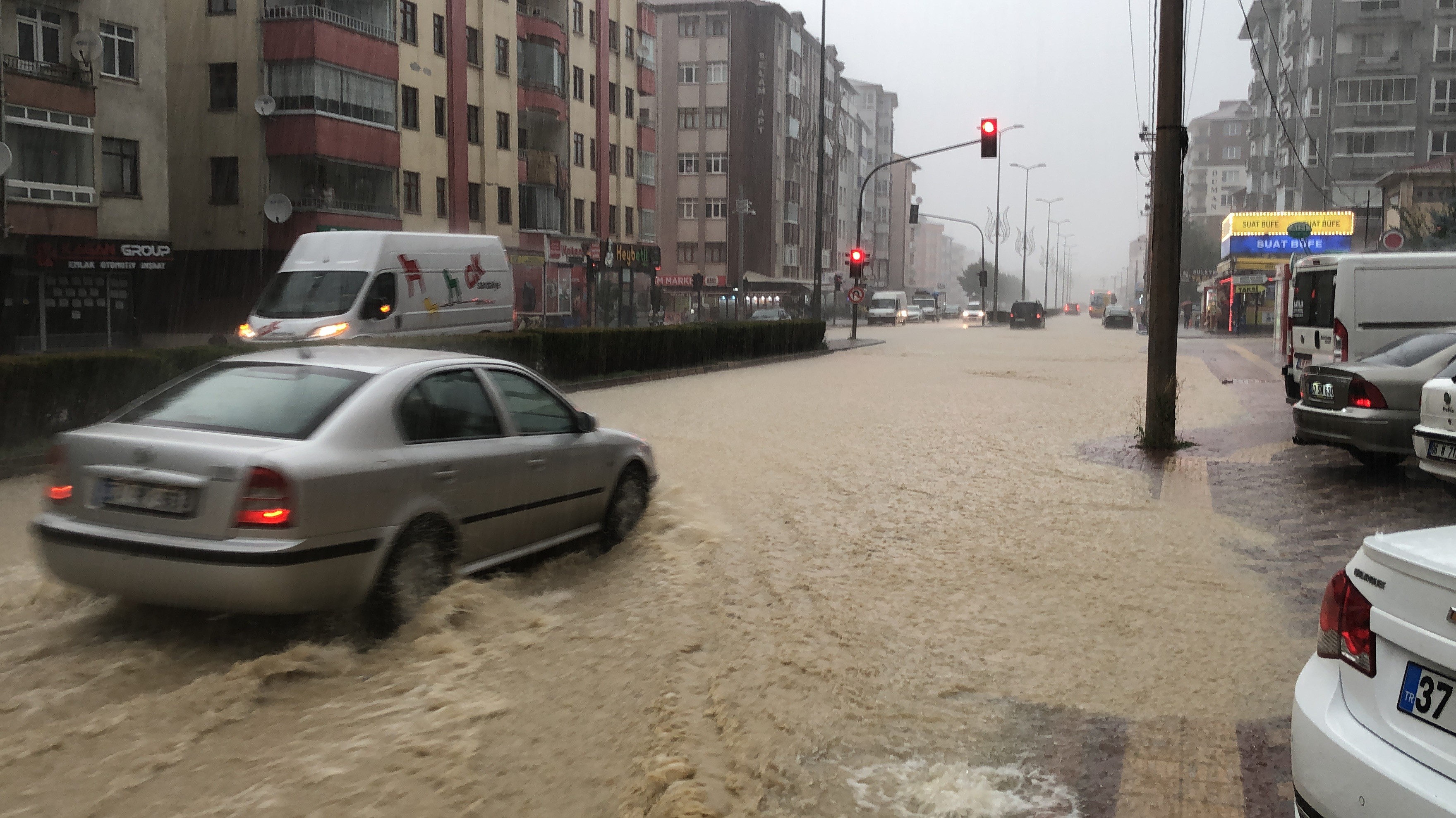 <p>Kastamonu’da etkili olan şiddetli sağanak yağış sebebiyle cadde ve sokaklar göle döndü.</p>