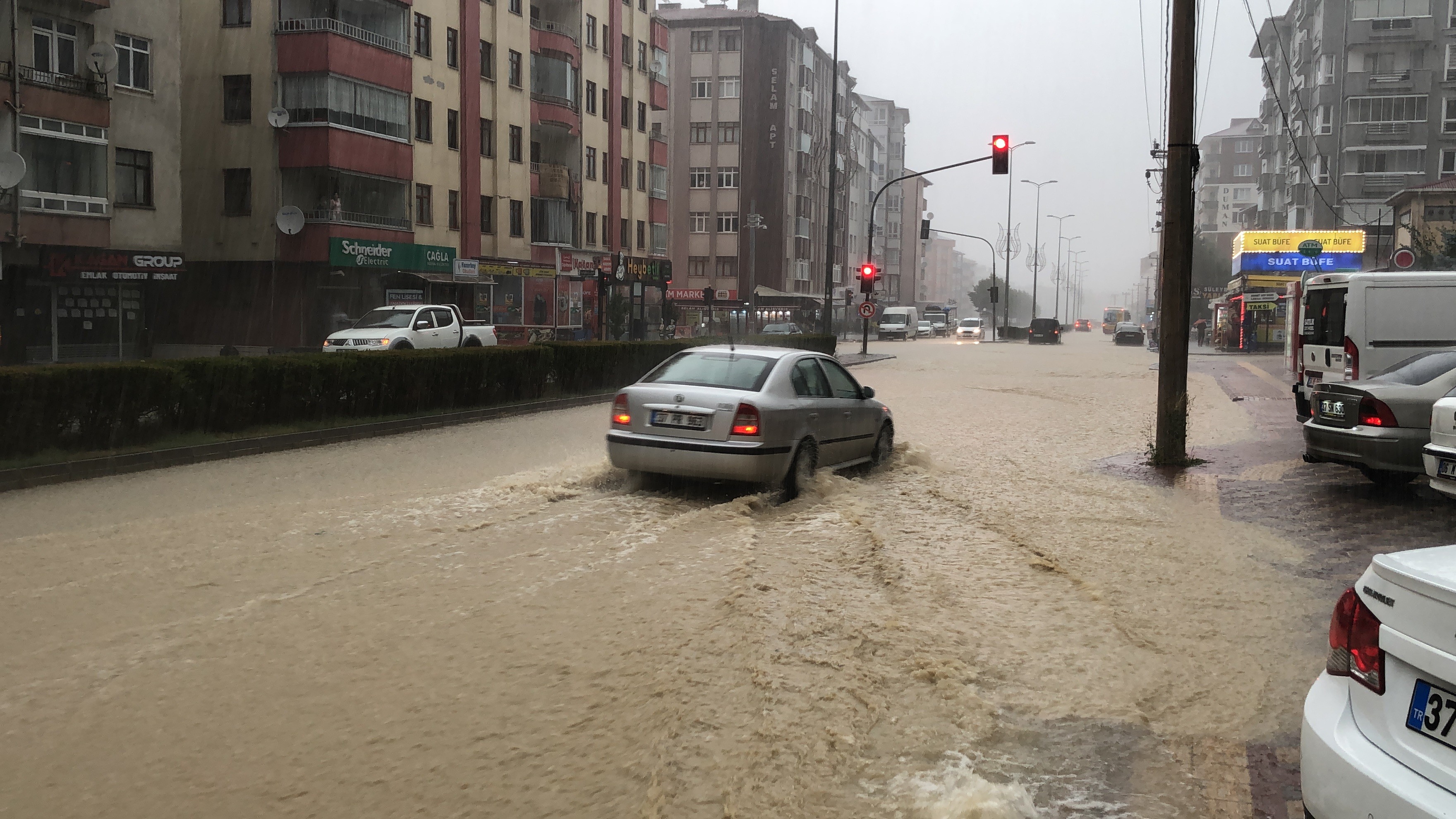 <p>Güneşli havanın yerini sağanak yağışa bırakmasının ardından cadde ve sokaklarda su baskınları meydana geldi, vatandaşlara zor anlar yaşadı.</p>