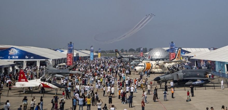 <p>Dünyanın en büyük Havacılık, Uzay ve Teknoloji Festivali TEKNOFEST, Samsun'da devam ediyor. Türkiye Teknoloji Takımı Vakfı (T3 Vakfı) ile Sanayi ve Teknoloji Bakanlığı'nın yürütücülüğünde düzenlenen TEKNOFEST Karadeniz'e yurt içi ve yurt dışından binlerce kişinin katıldığı festivale yoğun ilgi gösterildi.</p>