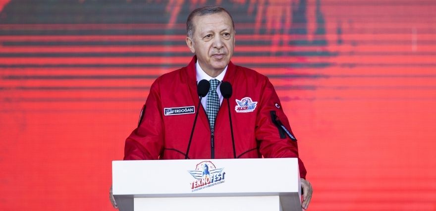 <p>Cumhurbaşkanı Recep Tayyip Erdoğan da, muhteşem festivale katıldı. Samsun Çarşamba Havalimanı'nda TEKNOFEST 2022'de konuşan Erdoğan, 