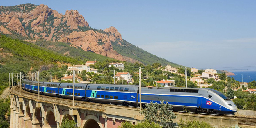 <p><strong>FRANSA</strong></p><p><strong>Fransa'da hükümet, enerji tasarrufu için tren seferlerini azaltmayı hedefliyor.</strong> Le Parisien gazetesinin abonelerine sunduğu özel haberine göre, hükümet yetkilileri ülkenin resmi demir yolu şirketi SNCF'den büyük elektrik kesintisi durumunda tren sayısını azaltma olasılıklarını etraflıca ele almaları talimatını gönderdi.</p>