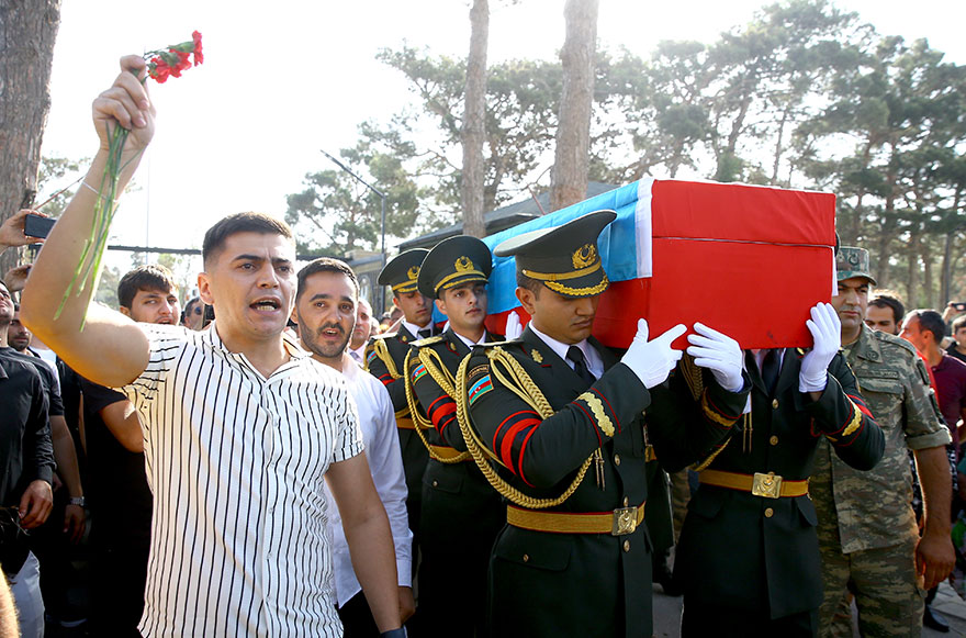 <p>Sebuhi Ahmedov isiml Azerbaycan askeri Bakü’deki İkinci Fahri Hiyaban’da Azerbaycan milli marşı ve duaların okunduğu törenle toprağa verildi.</p>