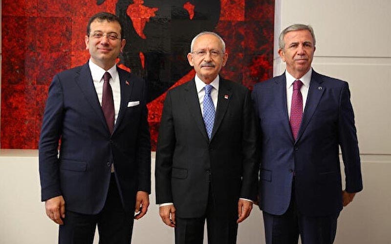 <h3>KILIÇDAROĞLU'NDAN ADAYLIK SİNYALİ</h3><p>Ancak CHP lideri Kemal Kılıçdaroğlu, 2 büyükşehirde belediye başkanlıklarını kaybetmemek için Mansur Yavaş ve Ekrem İmamoğlu'nun adaylıklarına soğuk bakıyor. Kılıçdaroğlu son dönemdeki açıklamalarıyla kendi adaylığının da sinyalini verdi.</p>