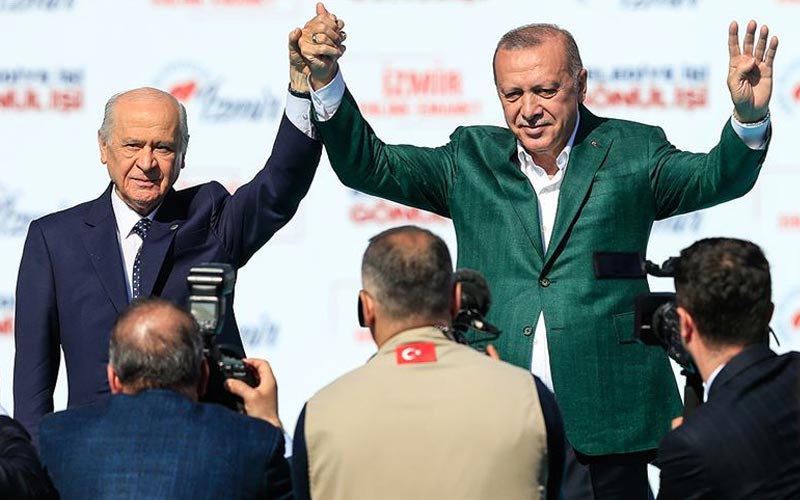 <h3>MHP'DEN TAM DESTEK</h3><p>Cumhur İttifakı'nın ortağı MHP lideri Devlet Bahçeli de Cumhurbaşkanı Erdoğan'ın adaylığına tam destek veriyor.</p>