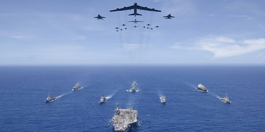 <p><strong>ABD Donanması’na ait USS Nimitz Uçak Gemisi</strong>nin de aynı bölgede olması akıllarda soru işareti bırakıp endişeye sebep oldu. ABD hem Çin hem de Rusya ile gerilim halinde. Çok sayıda sosyal medya kullanıcısı USS Nimitz Uçak Gemisin’de bir sabotajın olabileceği yorumları yaptı.</p>