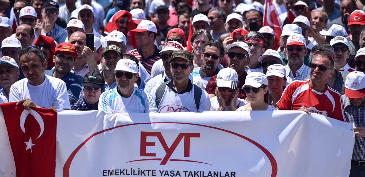 <p><strong>Emeklilikte Yaşa Takılanlar (EYT) Düzenlemesi:</strong> Elitaş, açıklamalarında emeklilikte yaşa takılanlar (EYT) ile ilgili çalışmalara da değindi. Çalışma Bakanı Vedat Bilgin’in kapsamlı ve hassas bir çalışma gerçekleştirdiğini belirten Elitaş, “2022 bitmeden bu konu yasalaşacak ve 2023'ten itibaren hayata geçecek.