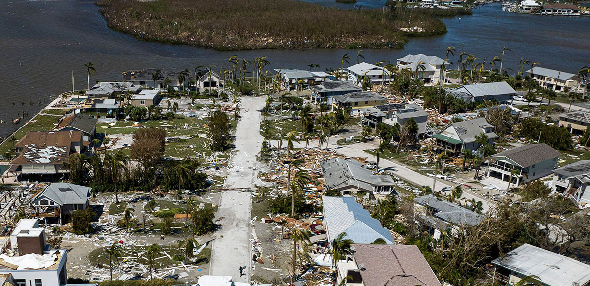 <p>Florida'nın Fort Mayer kentine ulaşan  kasırga nedeniyle bir iki saat içinde sokaklar ve binaların giriş katları ile otoparklar sular altında kalırken, sel sularının bazı araçların boyuna ulaştığı görüldü.</p>