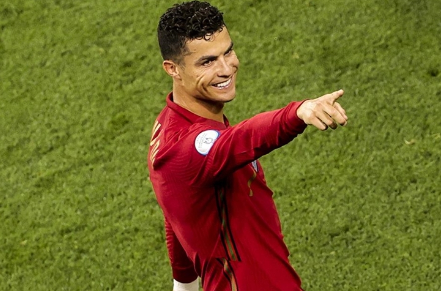 <p>Cristiano Ronaldo Takipçi: 442 milyon Paylaşım Başına Gelir: 2,397,000 dolar</p>