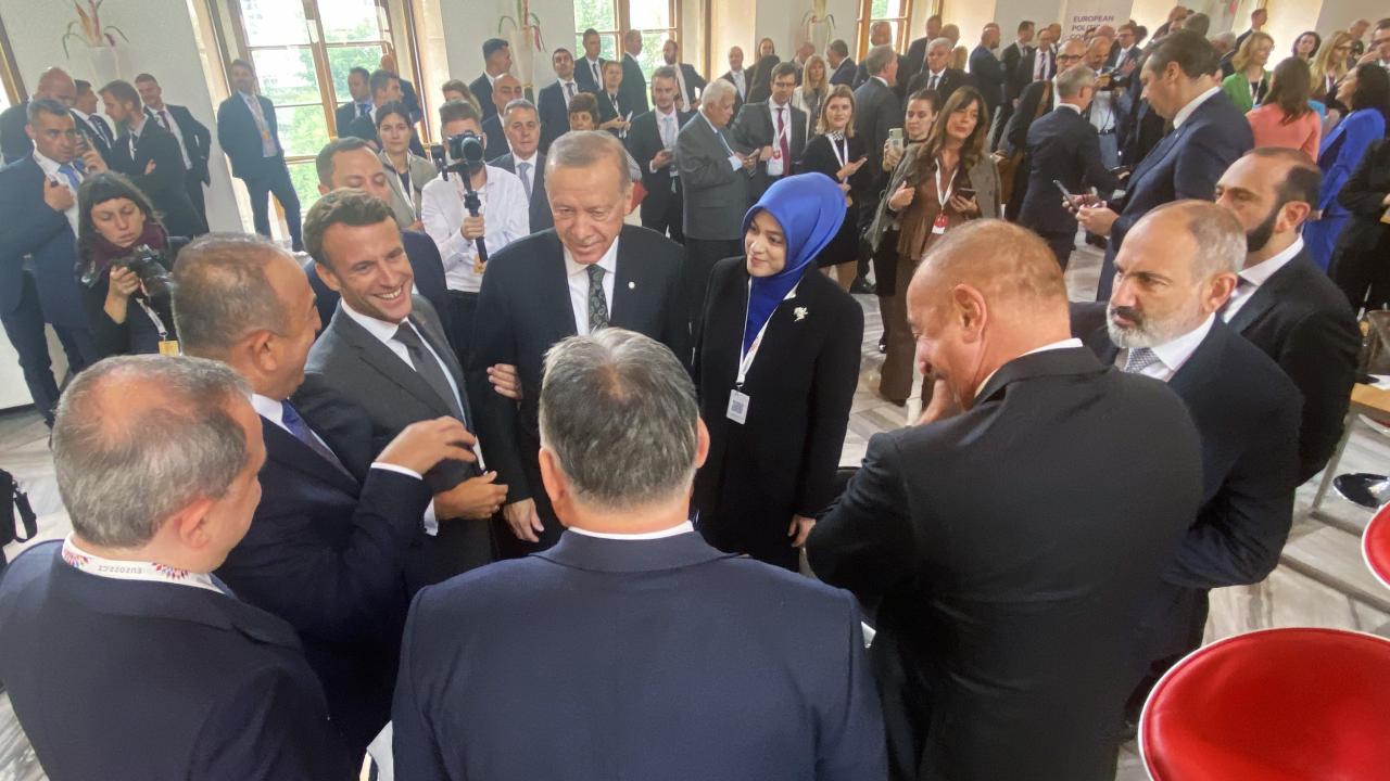 <p>Belçika devlet kanalı RTBF, Erdoğan'ın Macron, Paşinyan ve Aliyev ile bir araya geldiği fotoğrafı paylaştı.</p>