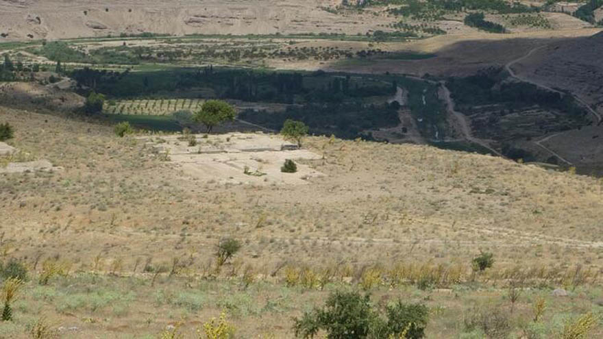 <p>Buna göre, TPAO'ya, Gaziantep'te 15 bin 409 hektarlık saha ile Mardin'de 61 bin 497 hektarlık saha için 5 yıl süreyle petrol arama ruhsatı verildi. Geçtiğimiz ağustos ayında 5 saha için petrol arama ruhsatı verilmişti.</p>