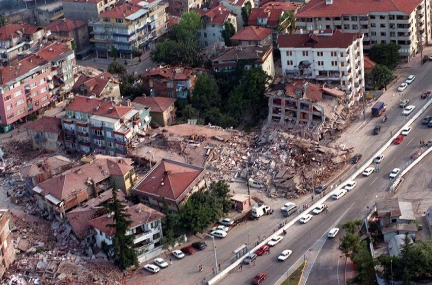 <p><strong>Ay Dünya ile Güneş arasına girdiğinde bu olay gerçekleşir. Bu olay sırasında üç gezegen de aynı sırada olduğu için Dünya üzerine daha fazla çekim uygularlar. Bu çekim hem hidrosferde hem de litosferde kabarmalara neden olur. Kimi zaman litosferdeki kabarma 25-30 cm varabilir. </strong></p>