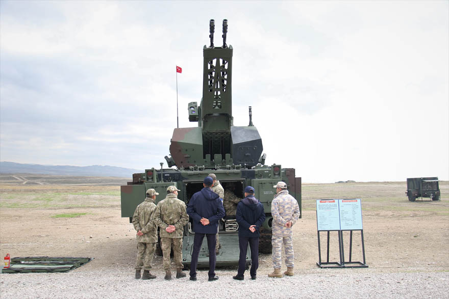 <p><strong>TSK'nın ateş gücünü göstererek, caydırıcılık sağlamayı, envanterindeki silahların hedefteki etkisini göstermeyi ve kuvvetler arası ateş desteğinin koordinasyonunu geliştirmeyi amaçlayan müşterek faaliyete, Kuvvet Komutanlıkları ve Özel Kuvvetleri Komutanlığından 825 personel katıldı. Ayrıca tatbikata içlerinde Yunanistan askeri ateşesinin de yer aldığı, 34 ülkeden 36 askeri misyon temsilcisi katıldı.</strong></p>