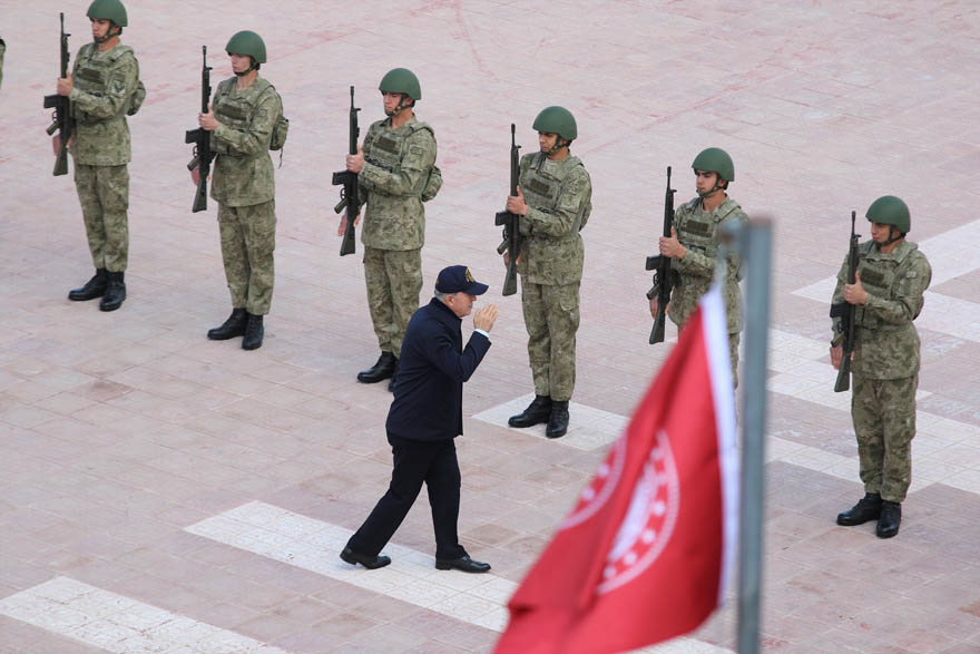 <h3>UÇAN KALE FAALİYET ALANINDA</h3><p>Fırtına obüslerinin hedeflerini “hedefte zaman” anlayışı ile tam isabetle vurması sonrasında Skorsky helikopterleri topları ve CH-47 Chinook nakliye helikopterleri, mühimmat dolu konteynerleri alana taşıdı. Faaliyet sahasına havadan taşınan topların hedeflere yönelik yaptığı 