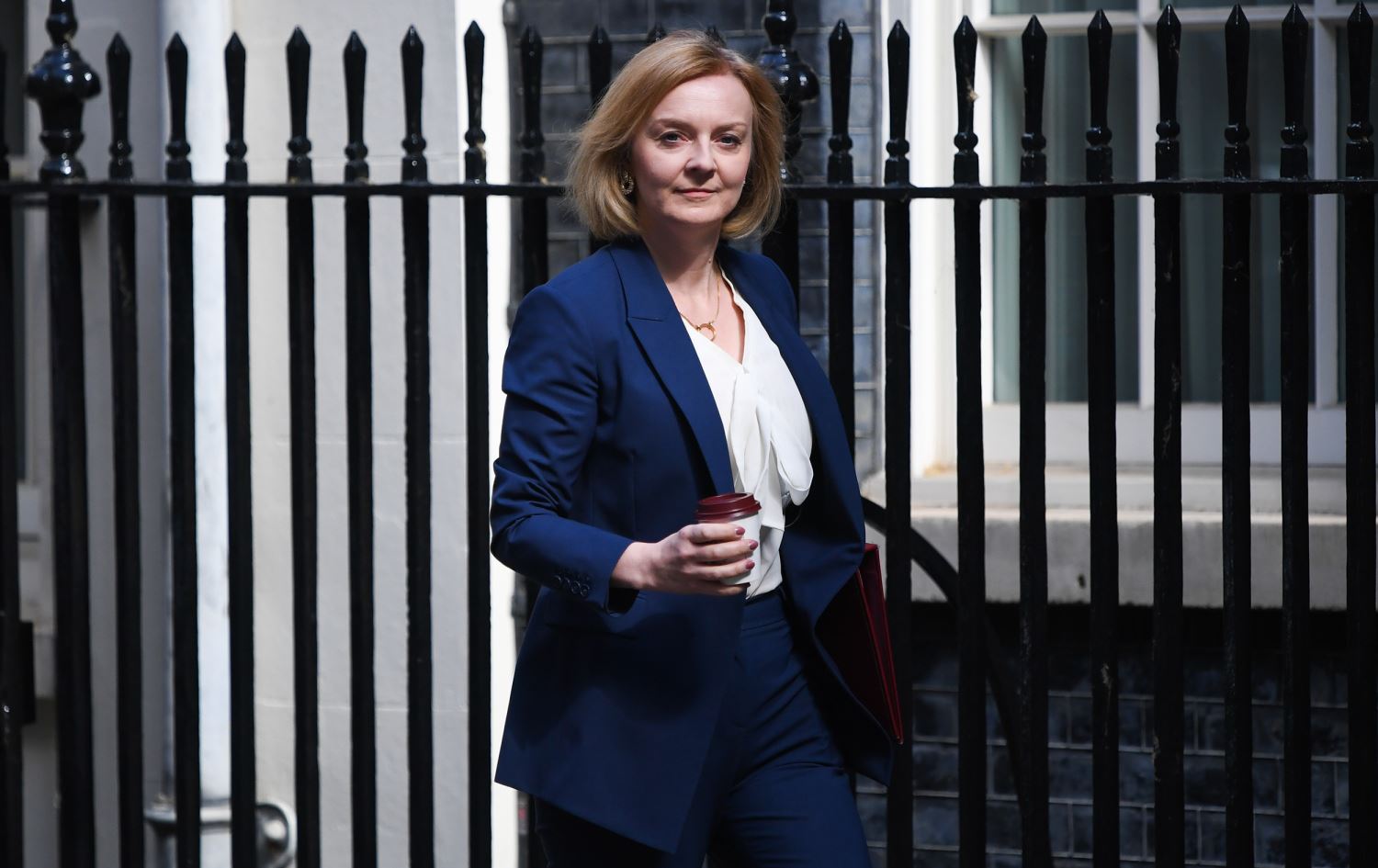 <p>İngiltere'nin taze Başbakanı<strong> Liz Truss</strong> yaşadığı yönetim krizlerinin ardından dün <strong>istifasını duyurdu</strong>. Liz Tuss, İngiltere Kralı 3. Charles'ı istifası hakkında bilgilendirdiğini söyledi. Bugün ise İngiliz basınının manşetlerini Truss süsledi. Sadece 45 gün görevde kalan başbakan hakkında olumlu ifadeler yer almadı.</p><p> </p>