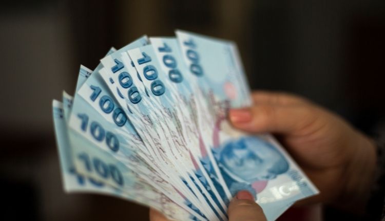 <p>En düşük emekli maaşı Ocak döneminde 1.000+1.000 ile artışla toplamda yüzde 133 zam alarak 3 bin 500 lira oldu. Ocak 2023 zammı döneminde de aynı şekilde 1.000 lira artış olursa bu rakam 4 bin 500 liraya çıkacak.</p>