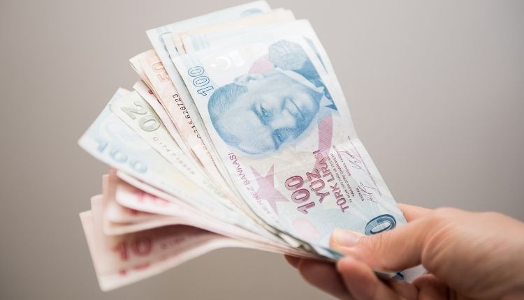 <h3>TOPLU SÖZLEŞME SENARYOSU</h3><p>Memur maaşları Merkez Bankası'nın ekim ayı anketinden çıkan sonuca göre, memurun alacağı maaş yüzde 18,86 oranında zamlanacak. Yüzde 8'lik toplu sözleşme zammı eğer 10'a çekilirse burada memur zammı hesabı yüzde 20,86'ya yükselecek.</p>